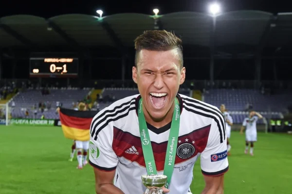 Davie Selke Forward Jerman DFB temp