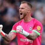 Mark Flekken Brentford Menolak Leverkusen temp
