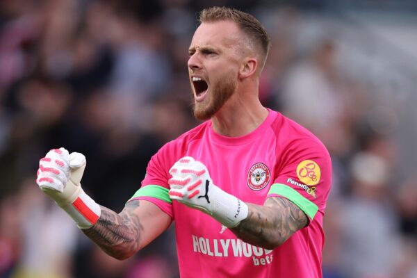 Mark Flekken Brentford Menolak Leverkusen temp