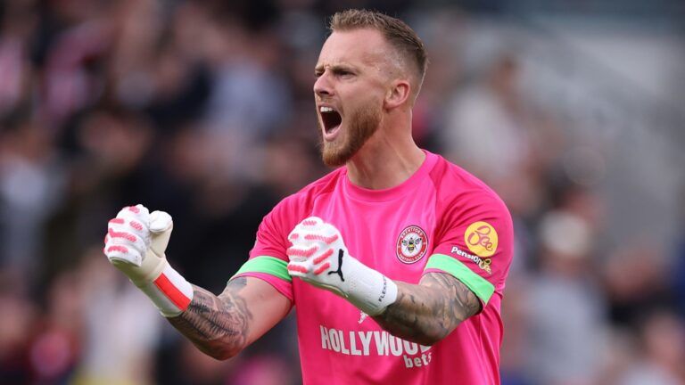 Mark Flekken Brentford Menolak Leverkusen temp