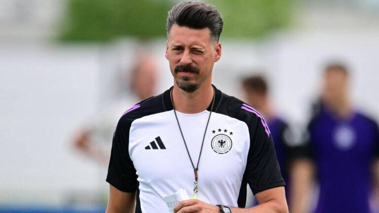 Sandro Wagner Siap Mengambil Alih Sebagai Pelatih Kepala Baru Augsburg