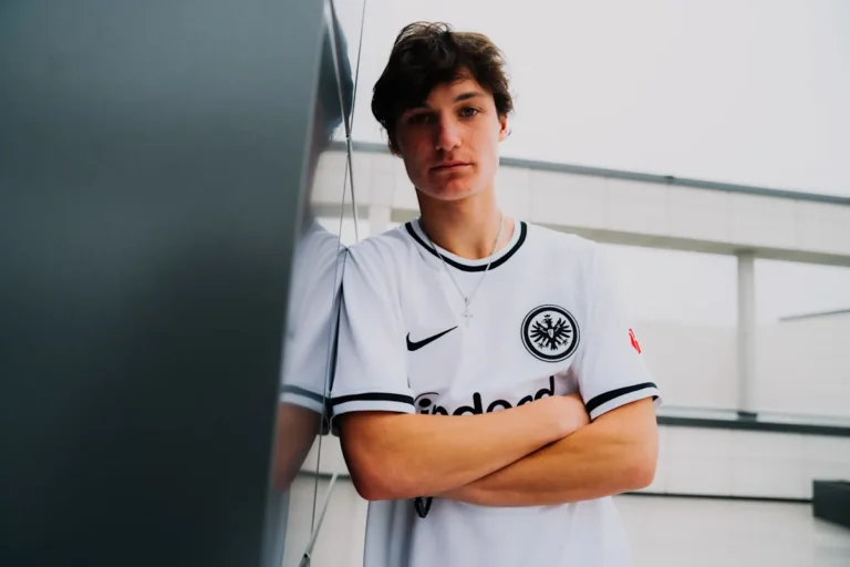 Eintracht Frankfurt Rencana Transfer Paxten Aaronson temp